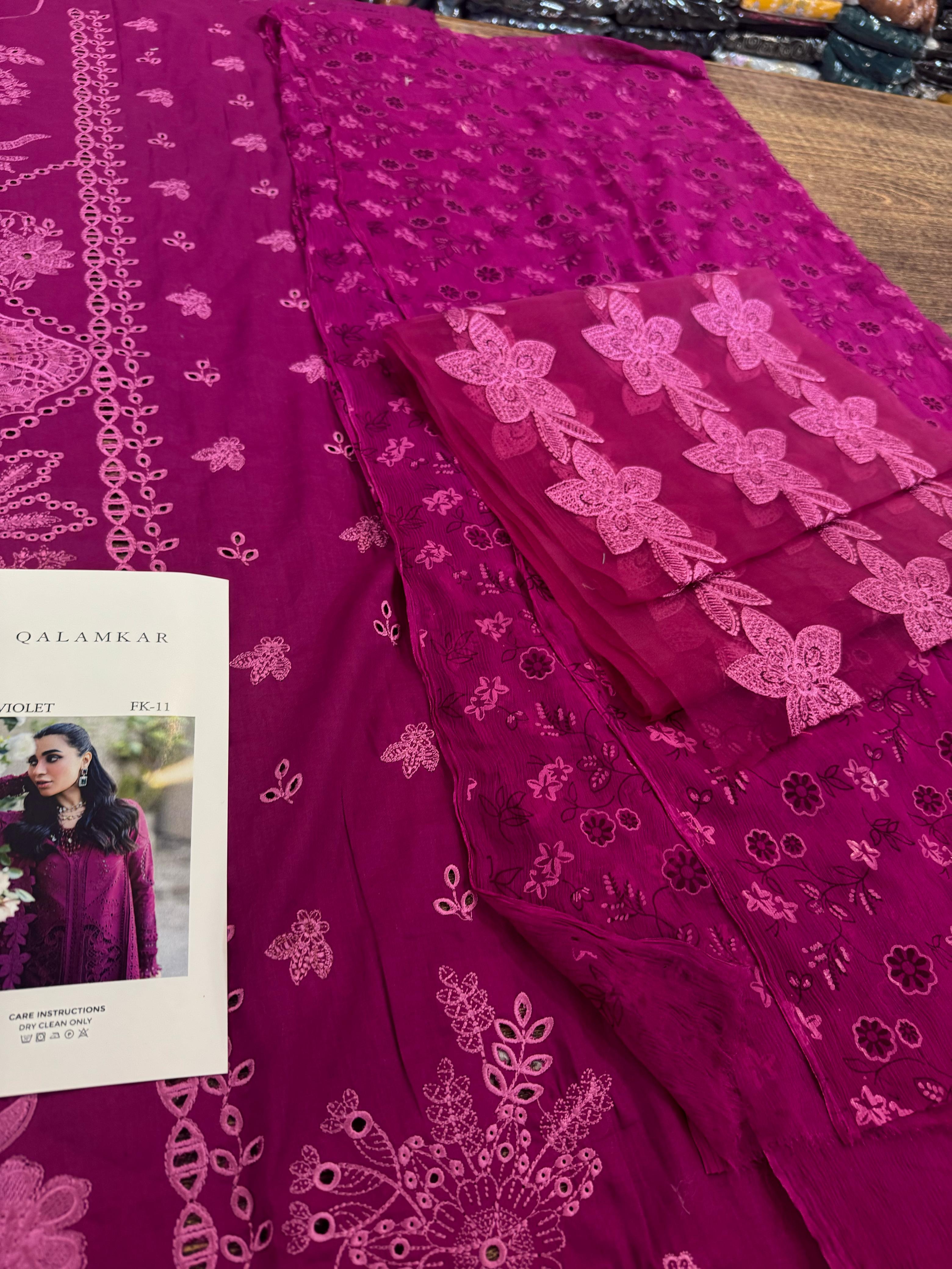 Qalamkar Luxury Lawn 2025 – Elegance Wrapped in Chiffon