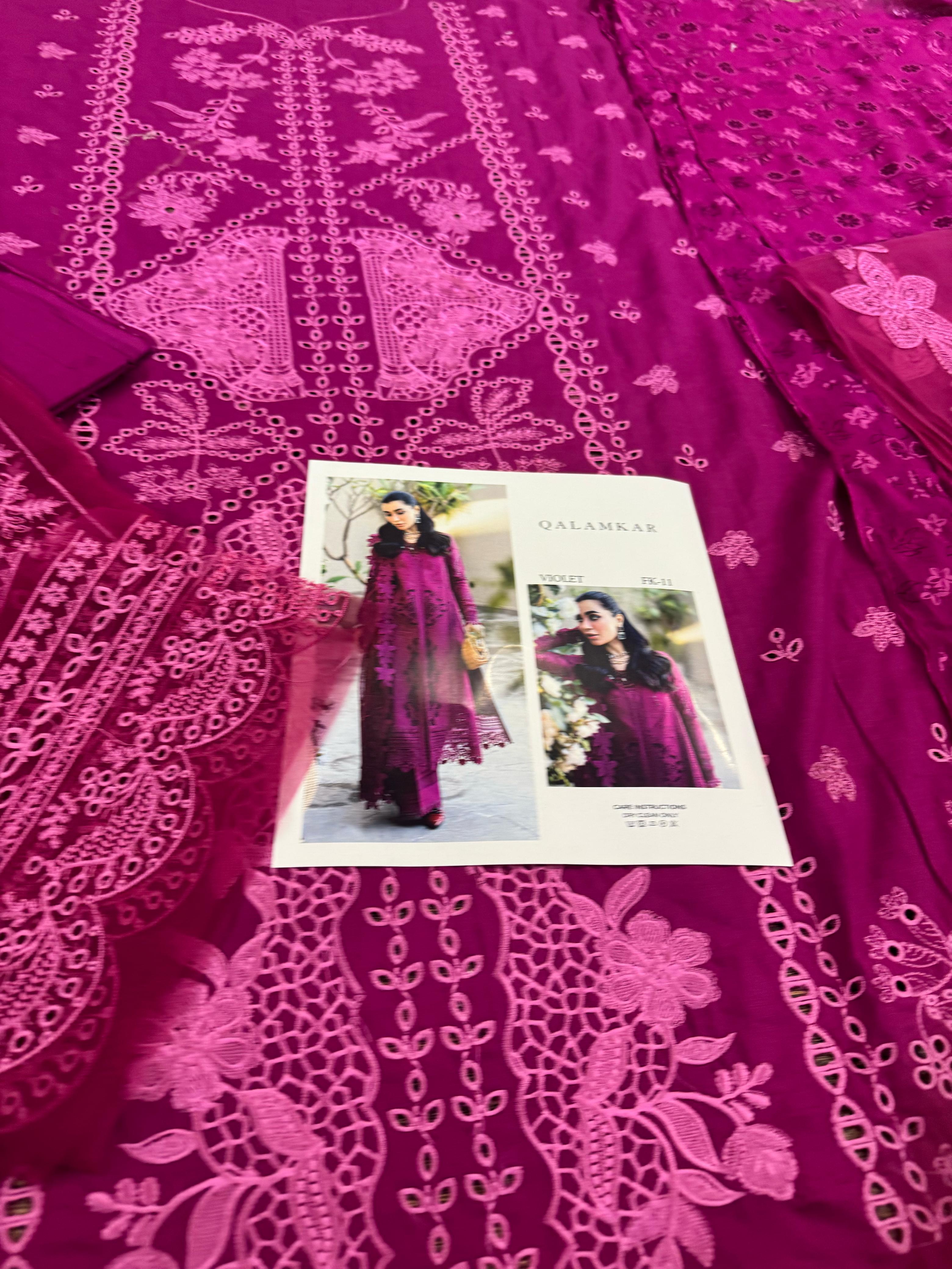 Qalamkar Luxury Lawn 2025 – Elegance Wrapped in Chiffon